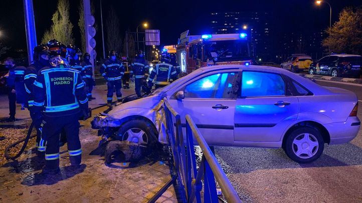 Coche que chocó contra una valla en el Puente de Praga