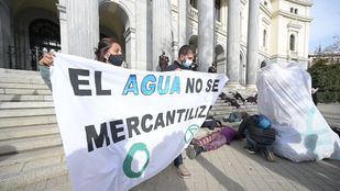 Amigos de la Tierra se concentran contra la "especulación" del agua frente a la Bolsa de Madrid