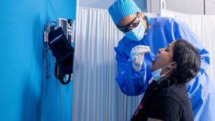 El descenso de nuevos positivos Covid se estanca en Madrid