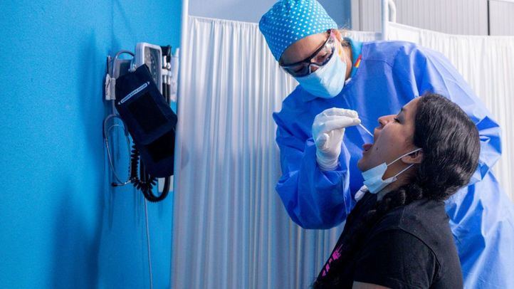 Una mujer se realiza una PCR en Carabanchel durante las pruebas masivas