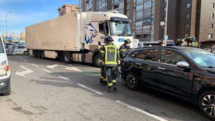 Un camión arrolla a varios vehículos en Conde de Casal y causa diez heridos leves