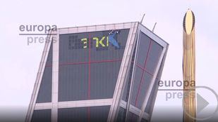 Las torres Kio de Madrid cambian el logo de Bankia