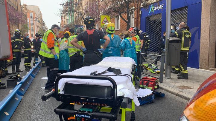 Un motorista herido muy grave tras colisionar con un vehículo en Madrid