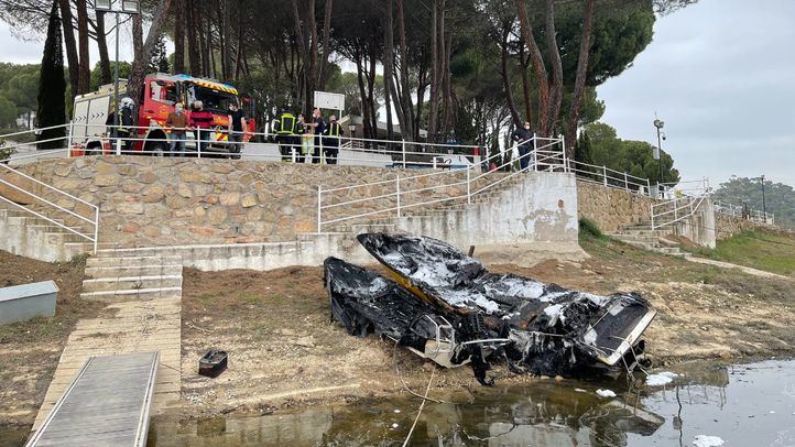 Dos embarcaciones arden en el pantano de San Juan