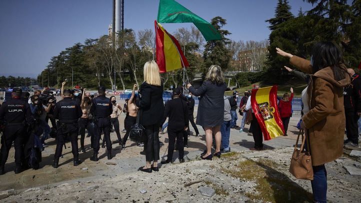 Franquistas y activistas de Femen se enfrentan en un acto en recuerdo de la toma de Madrid por Franco