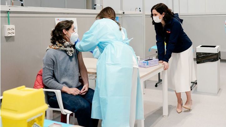 Isabel Díaz Ayuso durante el inicio del proceso de vacunación contra el COVID-19 en el Hospital Enfermera Isabel Zendal