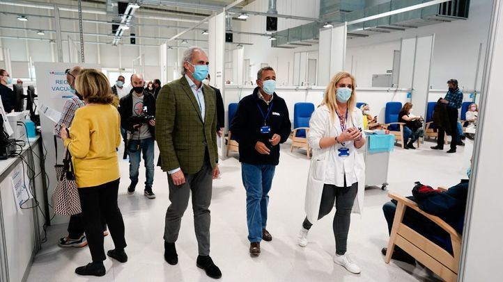 El consejero de Sanidad en su visita este jueves al punto de vacunación en el Hospital Zendal