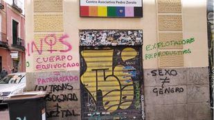 La sede de Cogam amanece vandalizada con mensajes en contra de la Ley de Diversidad Sexual