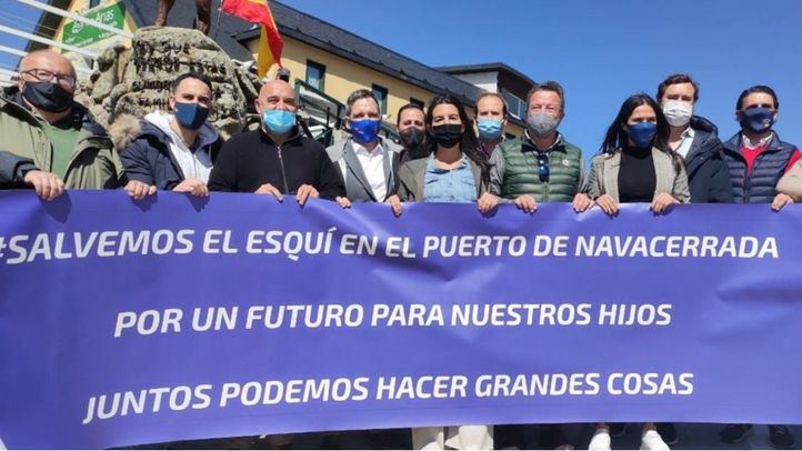 Vox asiste a la concentración por el cierre de las pistas de esquí de Navacerrada