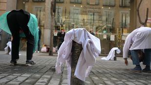 Los médicos tiran sus batas al suelo en protesta por la precarización de la Atención Primaria