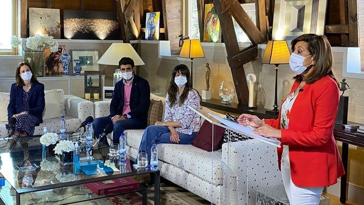 Carmen González Madrid, presidenta de Fundación Merck Salud junto a la Dra. Regina Gironés, coordinadora de la sección SEOM de Oncogeriatría; la Dra. Mercedes Cavanagh, oncóloga médico del Hospital Universitario de Getafe; y el Dr. Borja López de San Vicente, oncólogo médico del Hospital Universitario Basurto-Basurtuko Unibertsitate Ospitalea