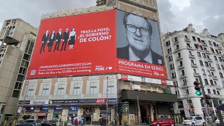 Pancarta desplegada por el PSOE-M en Callao