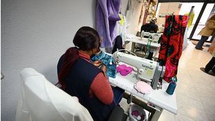 Doce supervivientes de trata diseñan una colección con pespuntes hacia su libertad