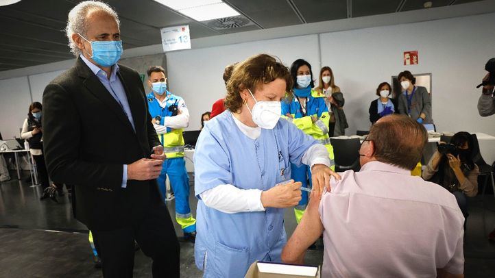 Enrique Ruiz Escudero, consejero de Sanidad de la Comunidad de Madrid, visita el nuevo punto de vacunación masiva instalado en el Wizink Center