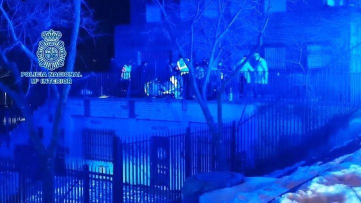 Policía Científica investiga el apuñalamiento mortal del barrio de Lucero, el primer crimen del año en Madrid