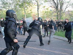 Detenido por patear a un policía en los disturbios de Vallecas durante el mitin de Vox