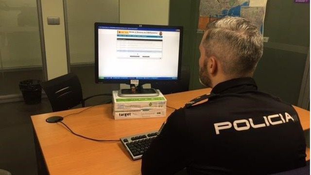 Agente de la Policía Nacional investigando un caso