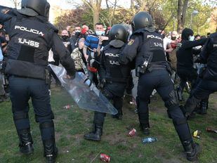 En libertad con cargos el detenido por patear a un policía durante el mitin de Vox