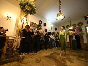 Madrid es Moda traslada a una floristería un desfile de Juanjo Oliva