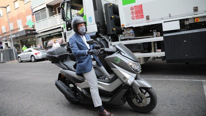 El alcalde de Madrid, en moto por Carabanchel.