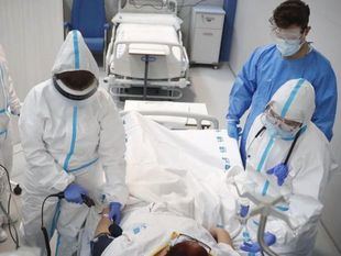 Bajan los nuevos positivos diarios pero aumenta la presión en las UCI