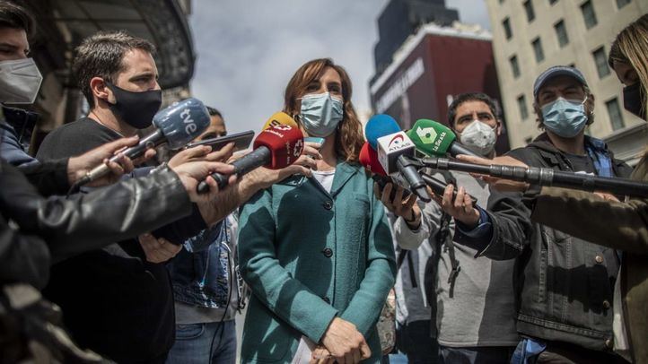 Mónica García habla de sus propuestas en materia de movilidad junto a la boca de metro de Gran Vía