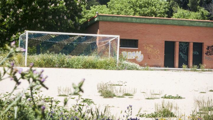 Campo de fútbol de tierra en Madrid.