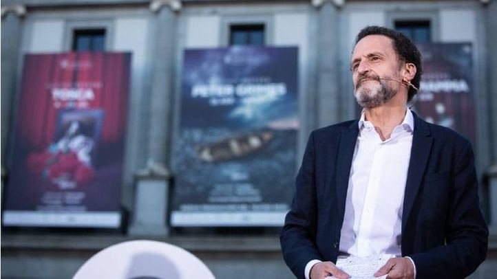 Edmundo Bal, candidato de Ciudadanos a la presidencia de la Comunidad de Madrid, durante la pegada de carteles que da comienzo a la campaña electoral