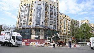 Colapso y peligro en la calle Santa Engracia por dos obras simultáneas