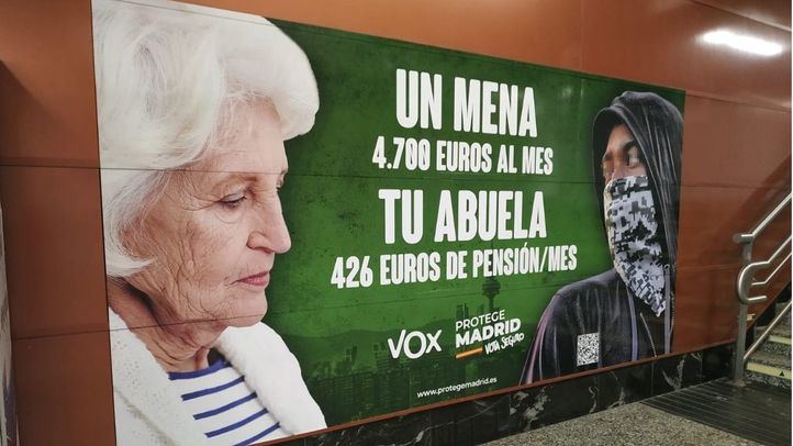 Cartel de Vox en el Cercanías de Sol