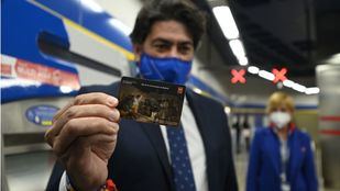 Una tarjeta de transporte con el cuadro '3 de mayo de 1808 en Madrid' conmemora el Día de la Comunidad