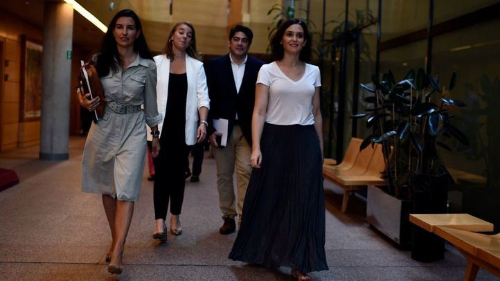 Otra encuesta apunta a que Ayuso necesitará apoyarse de nuevo en Cs y Vox