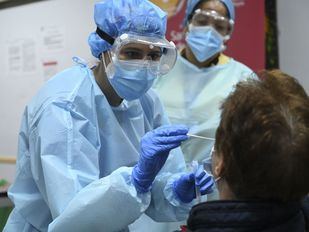 Los nuevos positivos Covid se reducen y la incidencia acumulada baja de 400