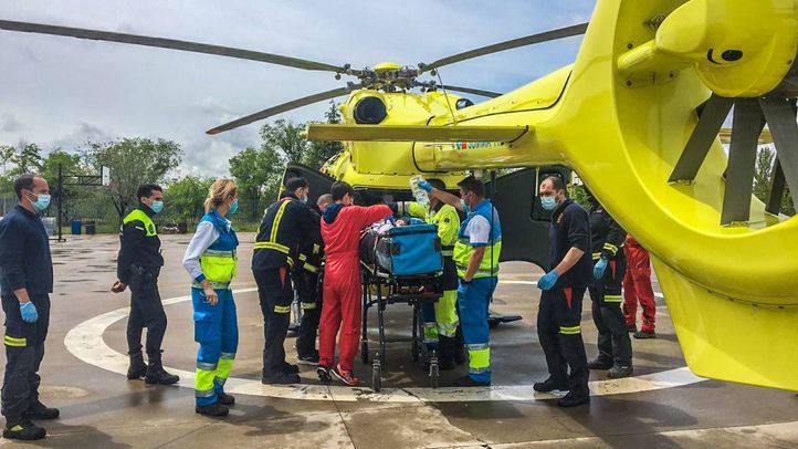 Sanitarios intervienen en un accidente laboral en Alcalá de Henares.