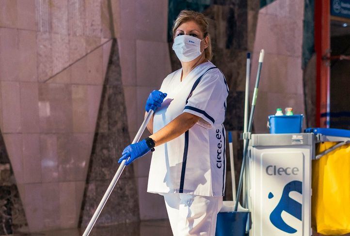 Operaria de limpieza de Clece.