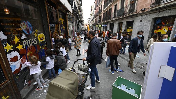 Los niños decoran los escaparates de la calle Espíritu Santo para conmemorar el Día del Niño