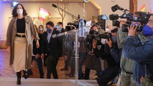 Ayuso critica que Sánchez celebre un mitin en una zona confinada, creyendo estar "por encima del bien y el mal"