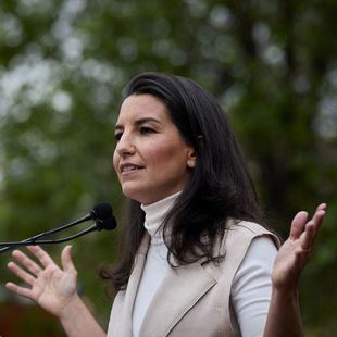 Vox replica que PSOE y Unidas Podemos son los que se ponen fuera de la democracia