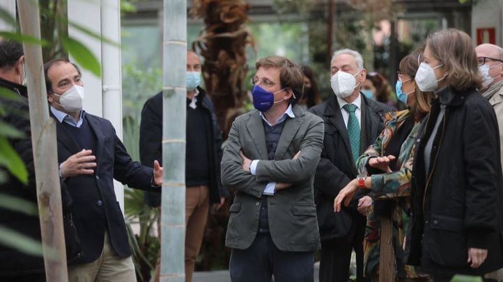 El alcalde, José Luis Martínez-Almeida, y el delegado de Medio Ambiente y Movilidad, Borja Carabante, visitan el Invernadero del Palacio de Cristal de Madrid Río.