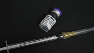 Arranca la vacunación de madrileños de entre 70 y 74 años en 23 hospitales públicos