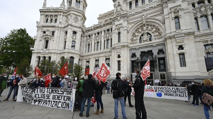 Los trabajadores del Polideportivo Torrespaña protestan en Cibeles contra su privatización
