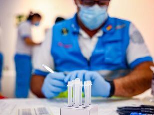 Vuelven a multiplicarse los positivos Covid, pero la presión hospitalaria se reduce