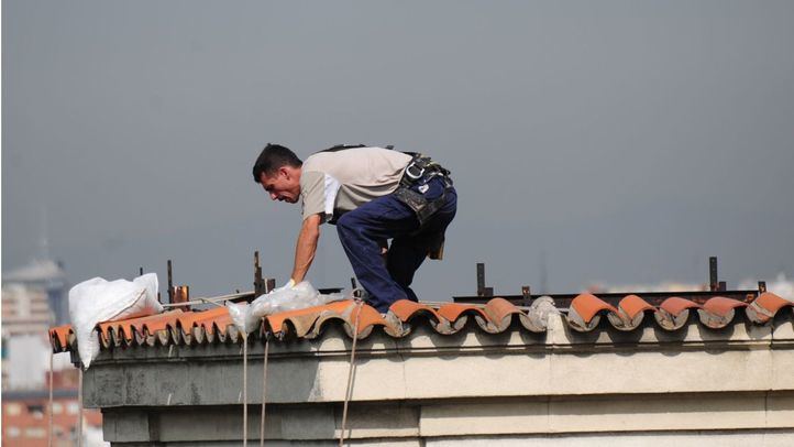 Un obrero trabajando en altura.