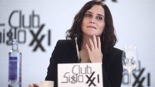 Ayuso se compromete a reducir los precios de grados y másteres