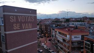 'Mostoleñ@s a las urnas': el movimiento #Defiéndete4M llama al voto con proyecciones por la ciudad