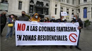 Protesta contra las dark kitchen en Cibeles: "Hacen el ruido de un Boeing y hay carbonilla en las ventanas"
