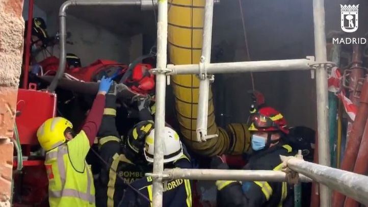 Momento del rescate del obrero en la calle Preciados