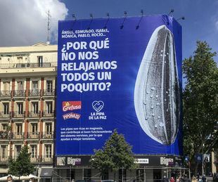 Una lona en Princesa pide a los candidatos del 4M que se relajen con "la pipa de la paz"