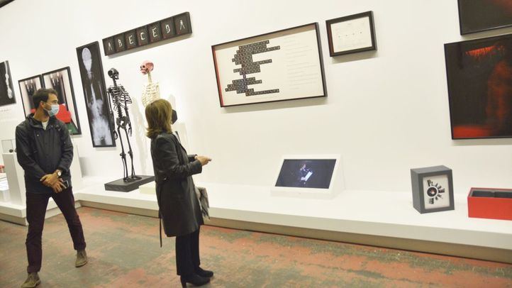 El ajedrez, eje conductor de la exposición de Mabi Revuelta en Tabacalera