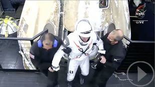 La cápsula de SpaceX con cuatro astronautas llega a la Tierra